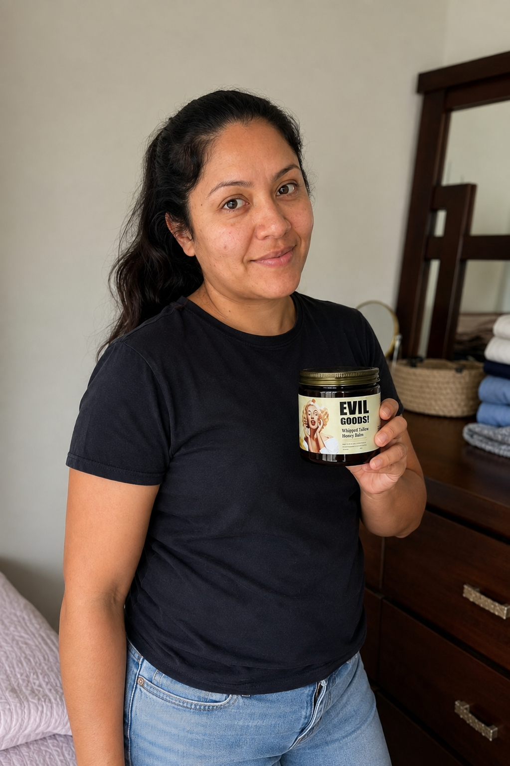 Mujer costarricense mostrando Evil Goods con el rostro completo y centrado